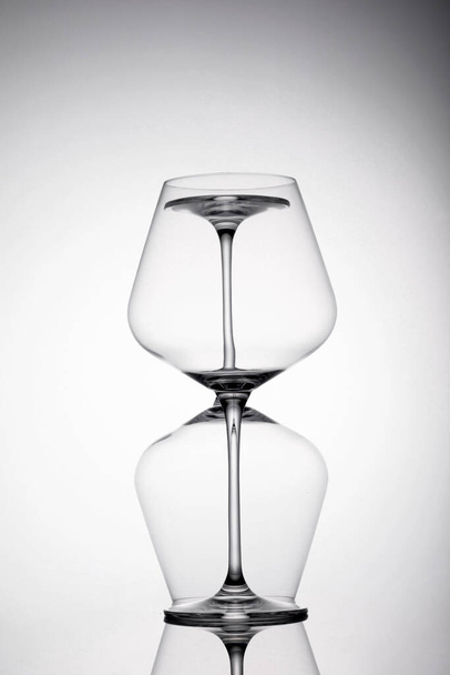 A vertical shot of glass mirroring on white background - Zdjęcie, obraz