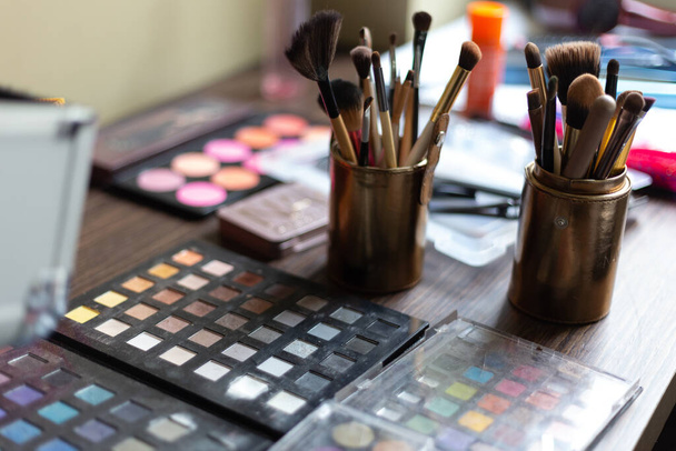 A closeup shot of a table with makeup and brushes - Foto, Bild