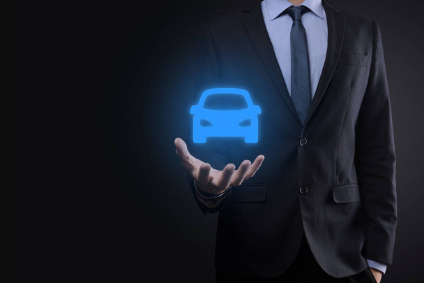 Composite numérique de l'homme tenant l'icône de la voiture.L'assurance automobile et les services de voiture concept. Homme d'affaires avec offre geste et icône de la voiture - Photo, image
