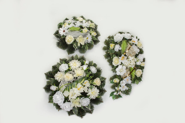 Corona de luto para el funeral en un blanco - Foto, Imagen