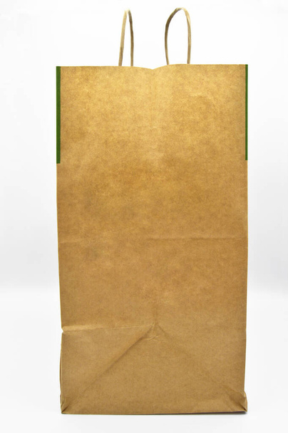 Újrahasznosított papír vásárol egy bézs táska fehér háttér. Természetes termék. Újrahasznosítható papír - Fotó, kép