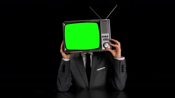 Mężczyzna w garniturze z TV na głowie - Materiał filmowy, wideo