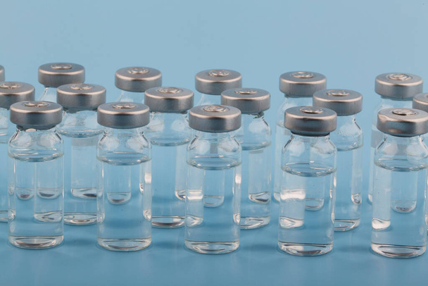 Close-up van glazen medicijn of covid-19 flessenconcept - Foto, afbeelding