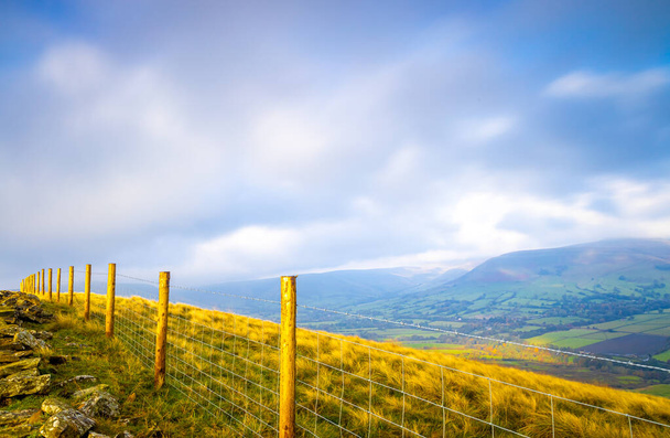 Vue de Mom tor dans le district de Peak, une zone de hautes terres en Angleterre à l'extrémité sud des Pennines, Royaume-Uni - Photo, image