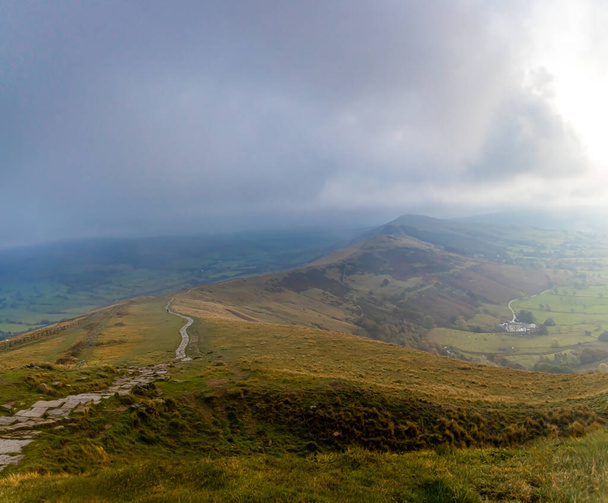Vista de Mom tor no distrito de Peak, uma área de terras altas na Inglaterra no extremo sul dos Peninos, Reino Unido - Foto, Imagem
