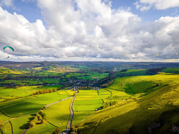 イギリス、ペニン山脈の南端にあるイングランドの高地、ピーク地区のパラグライダー - 写真・画像