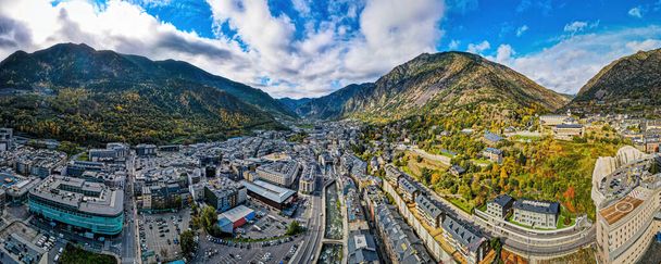 Vista aérea de Andorra-a-Velha, capital de Andorra, nas montanhas dos Pirenéus entre a França e a Espanha - Foto, Imagem