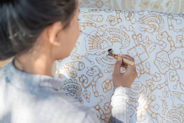 portrait young woman drawing batik - Zdjęcie, obraz