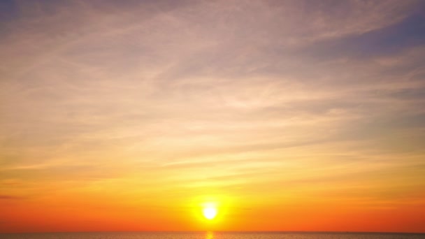 Csodálatos drámai naplemente vagy napkelte ég trópusi tenger felett Gyönyörű fény a természet táj - Felvétel, videó