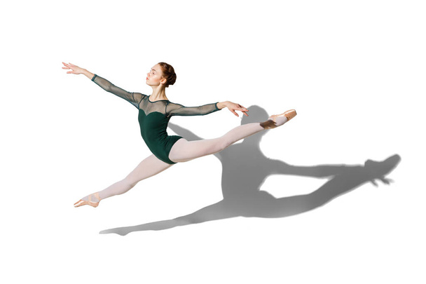 Mladá krásná žena balerína izolované přes bílé pozadí se stínem. - Fotografie, Obrázek