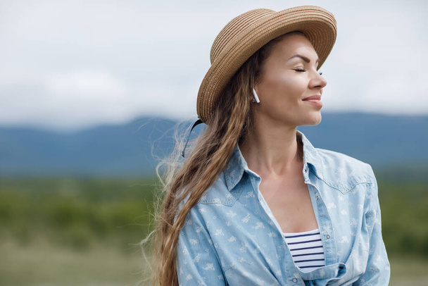 young beautiful woman with wireless headphones outdoors - Foto, Bild