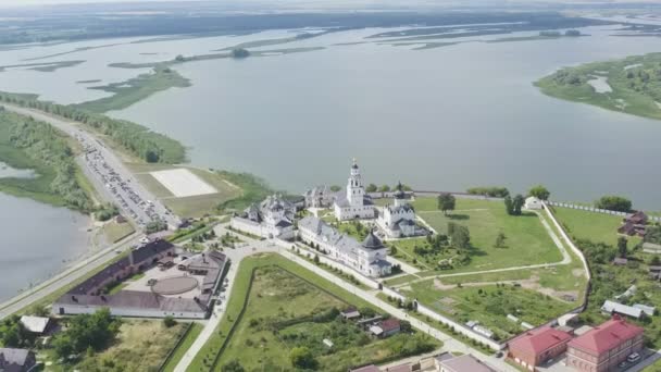 Svijazsk, Russia. Veduta aerea della Cattedrale Assunta e Monastero della città-isola di Svijazsk. 4K - Filmati, video