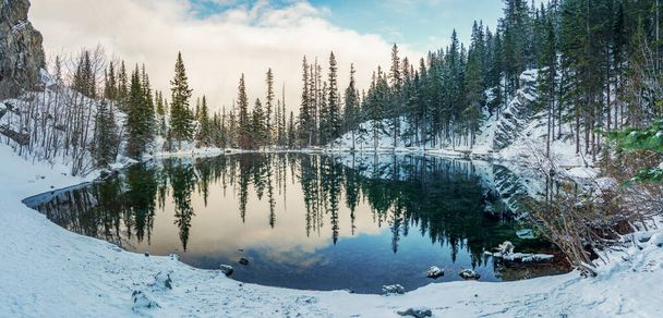 Верхние Грасси озёра в зимний сезон. Отражение поверхности озера как зеркало. Кэнмор, Альберта, Канада. - Фото, изображение