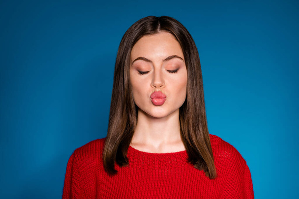 Close-up portrait of her she nice attractive charming pretty lovely dreamy amorous affectionate brown-haired girl sending air kiss amour isolated bright vivid shine vibrant blue color background - Foto, Imagen
