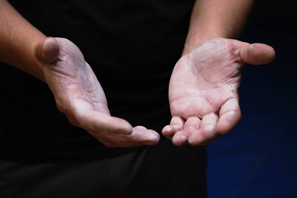 Męskie ręce rozmazane proszkiem magnezu gotowym do treningu. Bliższe szczegóły. - Zdjęcie, obraz