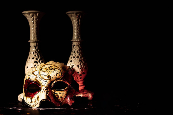 Velencei maszkok karnevál egy fekete háttér - Fotó, kép