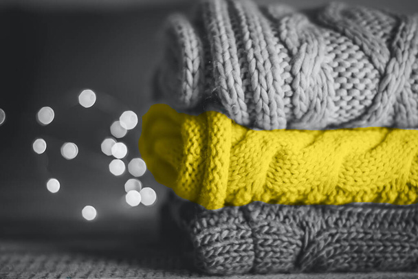 Pile de pulls tricotés confortables, Concept de couleur de l'année 2021. Gris ultime et éclairant - Photo, image