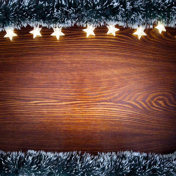 木の背景にクリスマスライト。クリスマスの背景、クリスマスの庭で飾られたテーブル。新年とクリスマス. - 写真・画像