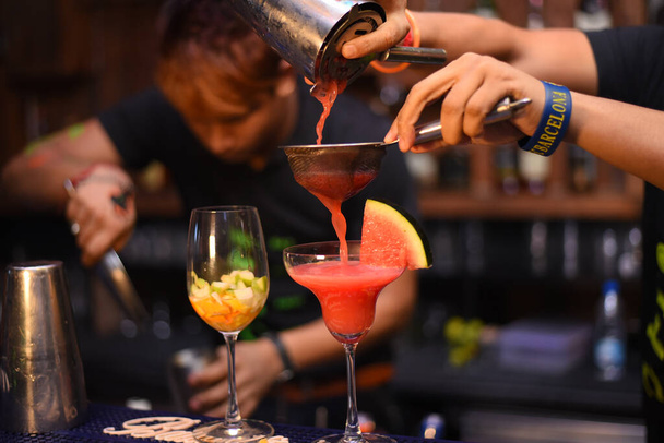 barman versando cocktail alcolici in bicchieri da martini per la festa di Natale - Foto, immagini