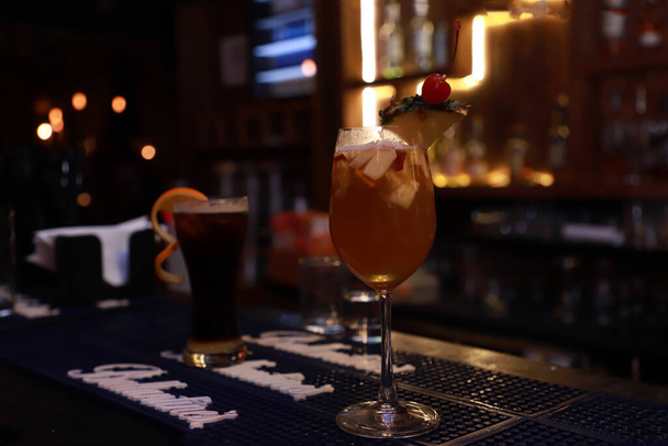 Noel partisi için meyvelerle süslenmiş martini bardaklarında bira kokteyli. - Fotoğraf, Görsel