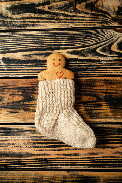 gingerbread man in the sock - Foto, imagen