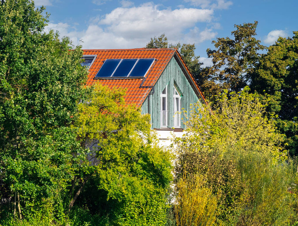 Casa moderna con un sistema de calefacción solar térmica para la producción de energía alternativa - Foto, imagen