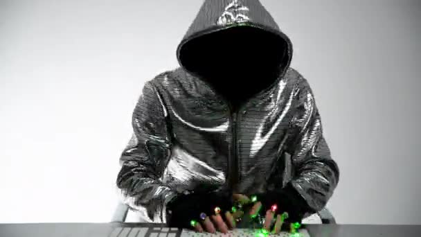 Hacker di computer in giacca d'argento - Filmati, video