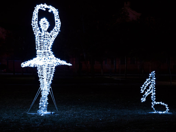 Figurine de décoration de Noël ballerine avec éclairage du soir, concept de Noël. - Photo, image