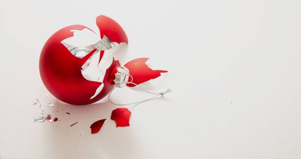 Boule de Noël cassée isolée sur fond blanc, vue rapprochée. La boule de Noël rouge s'est écrasée en morceaux. Accident de vacances, fragilité, concept de colère - Photo, image
