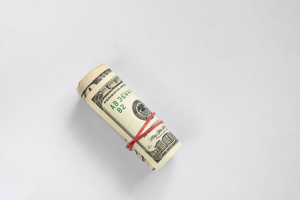 roll z dolarami amerykańskimi na odosobnionym tle zbliżenie, finanse - Zdjęcie, obraz