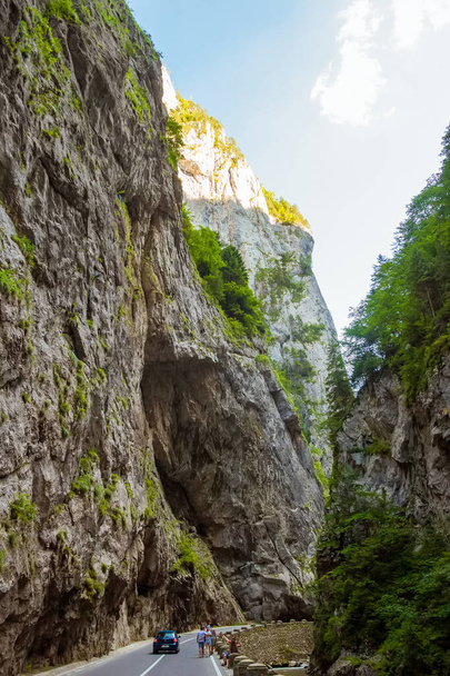 ルーマニアのビカズ渓谷を通る危険な道路 - 写真・画像