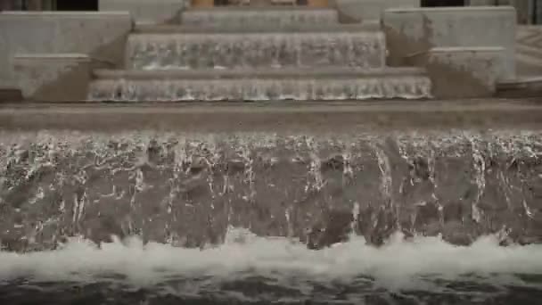 Water gushing down fountain stairs, getting oxygenated and cleaned. - Πλάνα, βίντεο