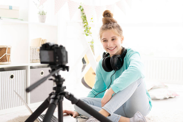 Nice teenage girl filming on camera - Foto, afbeelding