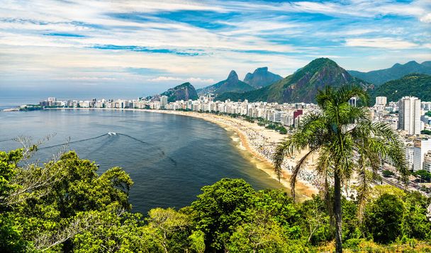 Trooppinen näkymä Copacabanasta Rio de Janeirossa, Brasiliassa - Valokuva, kuva
