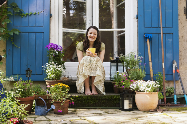Mujer joven en un patio
 - Foto, imagen