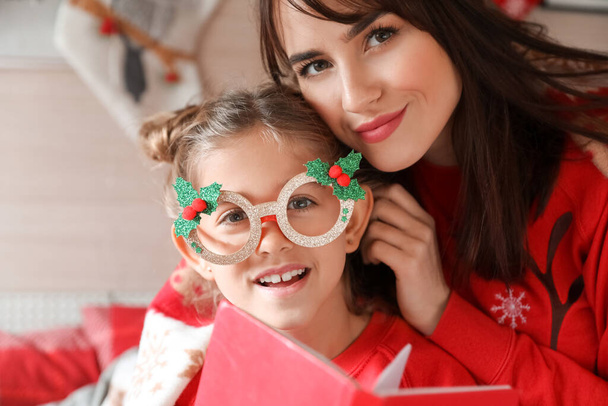 幸せな女の子とともにmotorhomeでクリスマスeve - 写真・画像