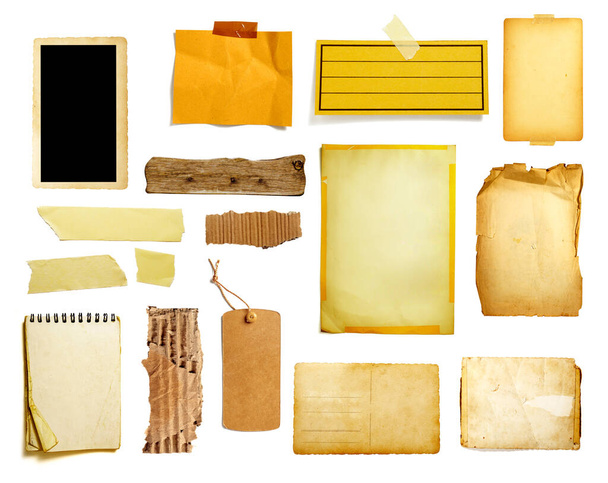 колекція різних вінтажних нотаток паперу, стрічки, цінника, дерев'яного знака на білому тлі
 - Фото, зображення