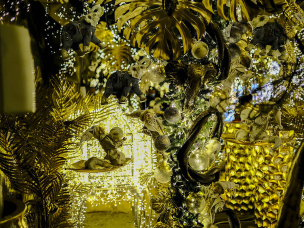 Świecące złote świąteczne dekoracje. Wysokiej jakości zdjęcie - Zdjęcie, obraz