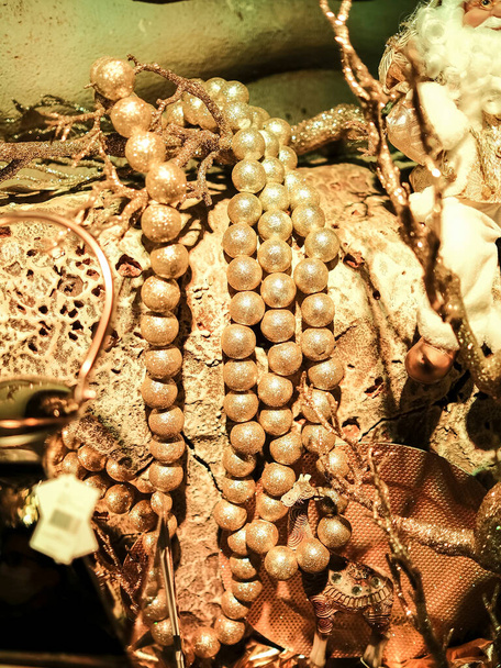 Прикраса ялинки золотистою ниткою перлів. Високоякісна фотографія
 - Фото, зображення
