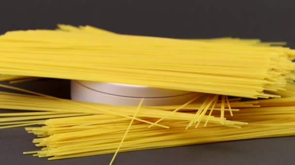 rauwe pasta spaghetti 4k geïsoleerd op zwarte achtergrond draaiend - Video