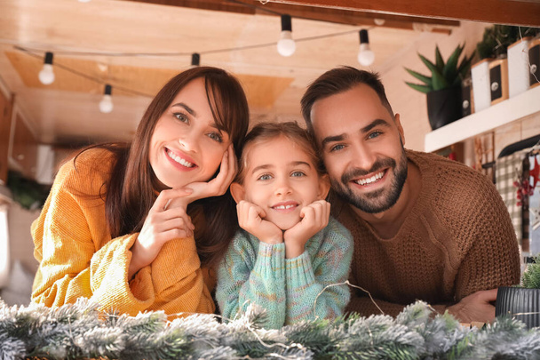Família feliz em motorhome na véspera de Natal - Foto, Imagem