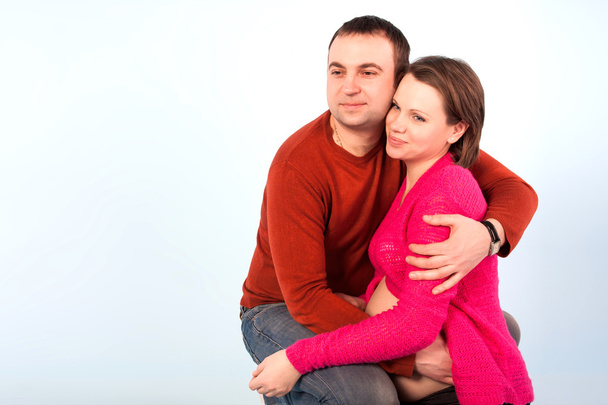 Aviomies halaa hänen raskaana oleva vaimonsa, onnellinen raskaus
. - Valokuva, kuva