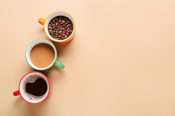 Чашки гарячої кави та квасолі на кольоровому фоні
 - Фото, зображення