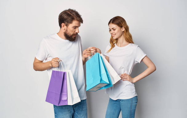 giovane coppia con borse in mano Shopping divertimento - Foto, immagini