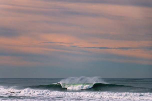 Una grande onda si infrange nell'Oceano Pacifico su una spiaggia della California - Foto, immagini