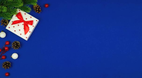 Weihnachtskompositionen auf blauem und rotem Hintergrund mit und ohne Schnee, Geschenke und Dekorationen, schöne Designs, Urlaub, Platz für Text, Kopierraum - Foto, Bild
