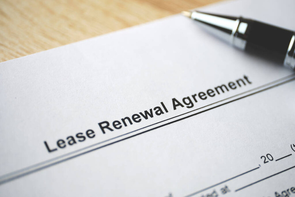 Document juridique Renouvellement du contrat de location sur papier close up. - Photo, image
