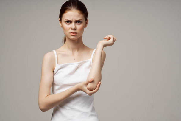 mulher em branco t-shirt problemas com troncos dor osteoporose - Foto, Imagem