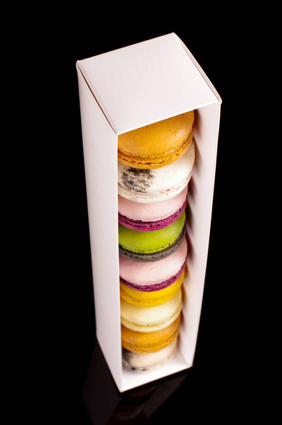 Kleurrijke macarons (macarons) in een witte geschenkdoos. Traditioneel Frans dessert - Foto, afbeelding