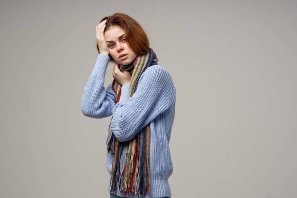 žena v teplé oblečení šála tekoucí nos zdravotní problémy chřipka infekce - Fotografie, Obrázek
